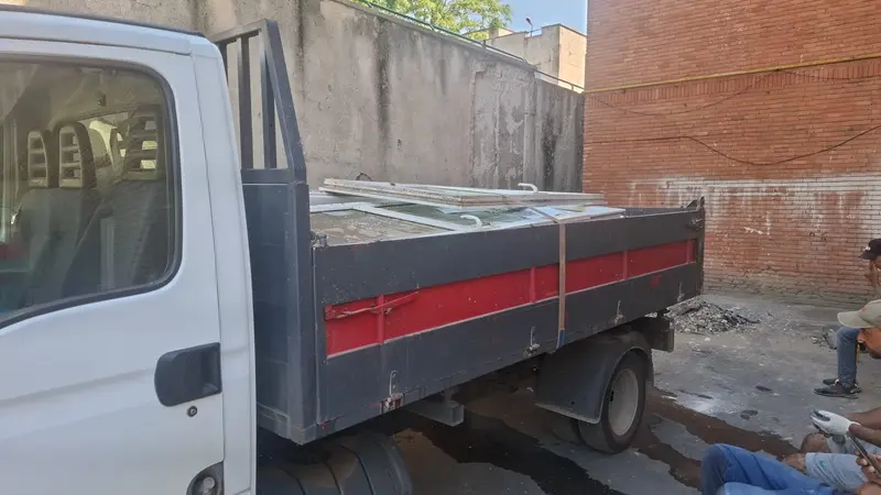 Saci cu moloz pregătiți pentru evacuare